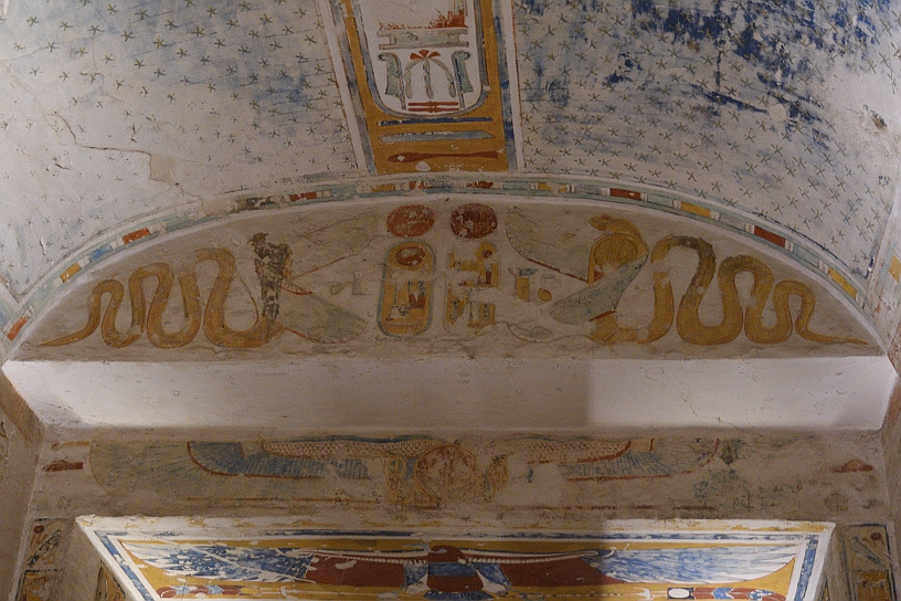 19 MAK_5931.jpg - Due serpenti alati che simboleggiano la fusione tra cielo (ali) e terra (serpente) in mezzo due cartigli reali che racchiude i nomi di nascita e di trono del faraone, simboleggiando la protezione eterna del sovrano.